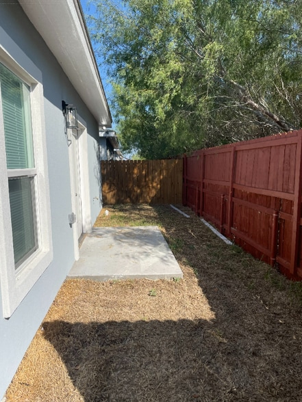 Building Photo - 404 W St Helena Ave