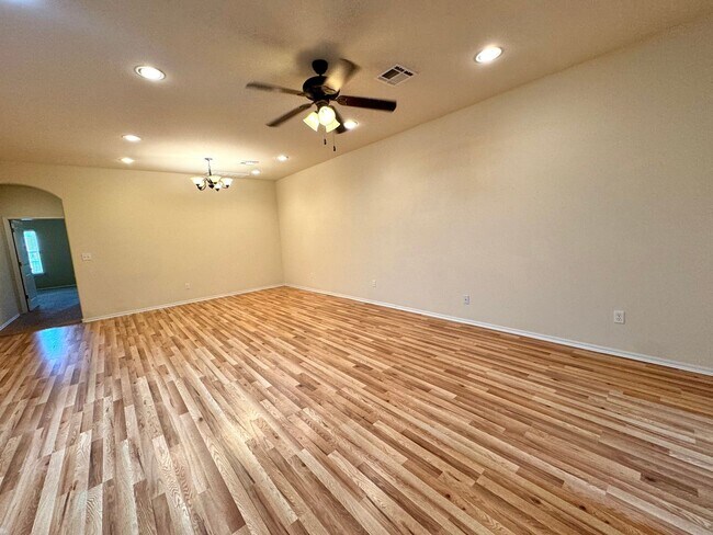 Building Photo - Stunning 2 bedroom 2 bathroom townhome in ...