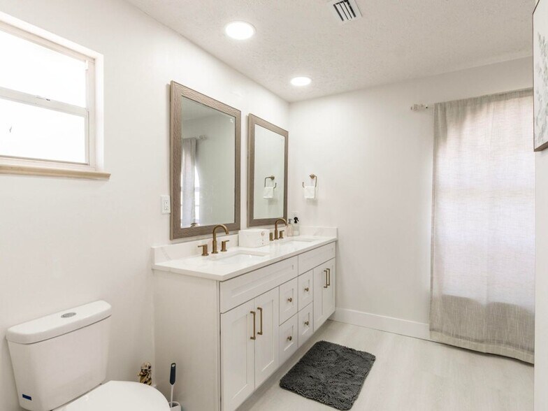 Building Photo - 1123 Hollow Oak Ct