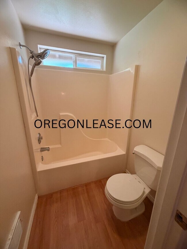 Building Photo - 2 Bedroom Duplex in North Eugene