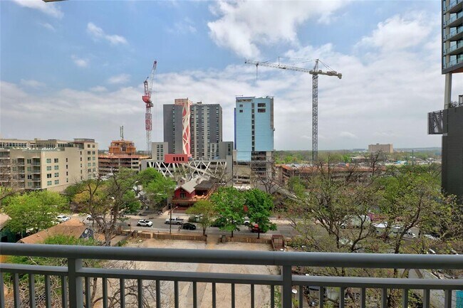 Building Photo - 603 Davis St