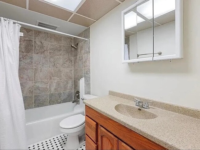 Building Photo - 2049 Berkshire Cir