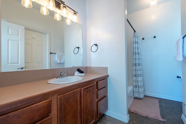 Building Photo - Fully Furnished 2 BR Townhouse in Driggs with Attached Garage