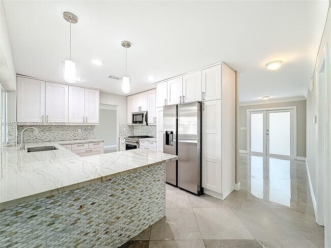 Building Photo - 2770 NE 8th Ct