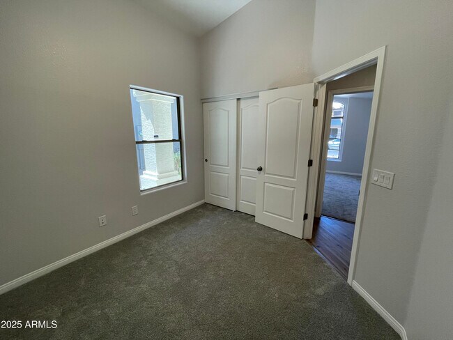 Building Photo - 841 E Lovegrass Dr