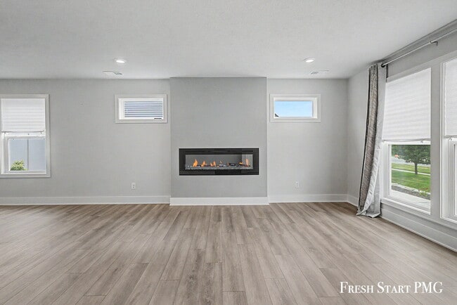 Building Photo - 3-Bed with 2.5 Baths in Rockford's Serene Setting with Fenced in Yard