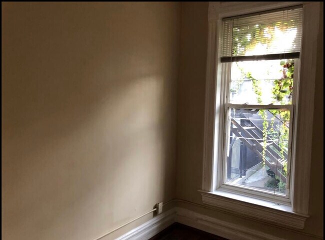 Building Photo - 1014 N Paulina St