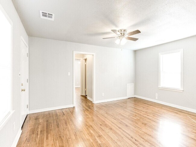 Building Photo - Charming 2 bed 1 bath home with many updates!