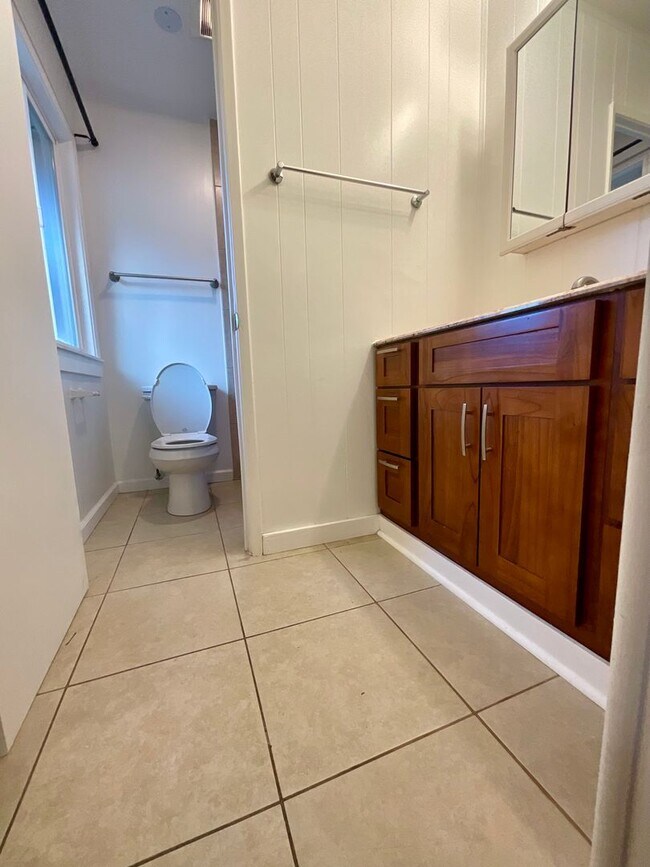 Building Photo - Beautiful, Bright & Airy Beach House--3Bed...