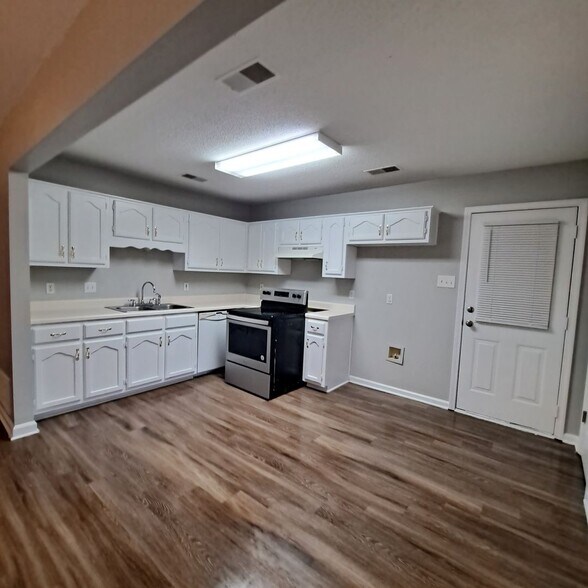 Building Photo - Welcome to this charming 3 bedroom, 2 bath...