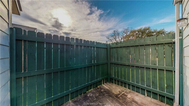 Building Photo - 725 Peppertree Dr