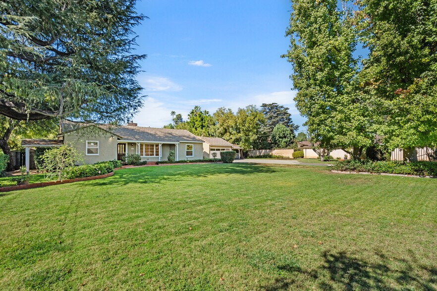 Building Photo - 8757 Encino Ave