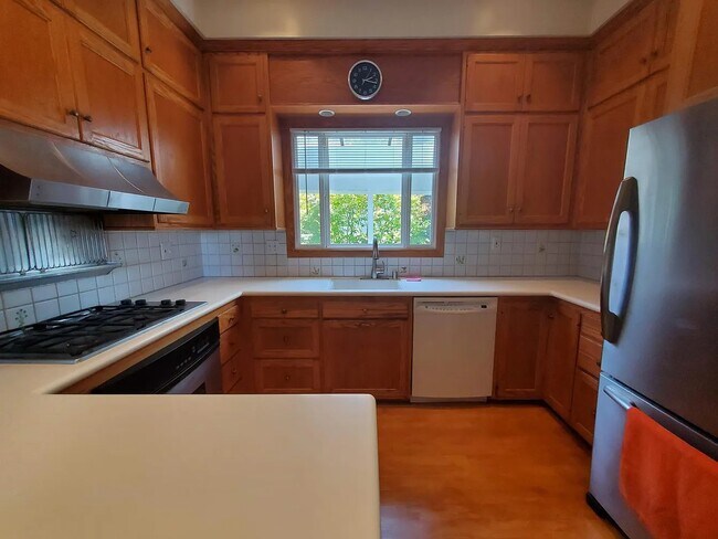 Large Full Kitchen - 31 Princess Ln