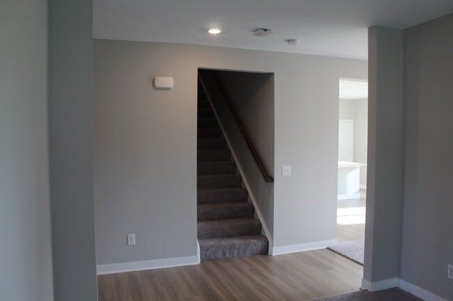 Building Photo - Spacious Move In Ready 5 BR in Avon!
