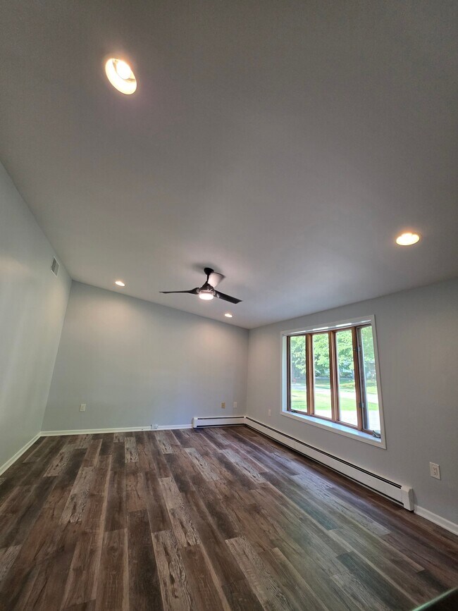 Building Photo - 375 Hauxwell Dr