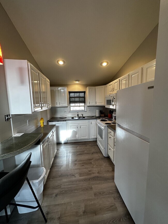 Building Photo - 129 1/2 W 3rd St