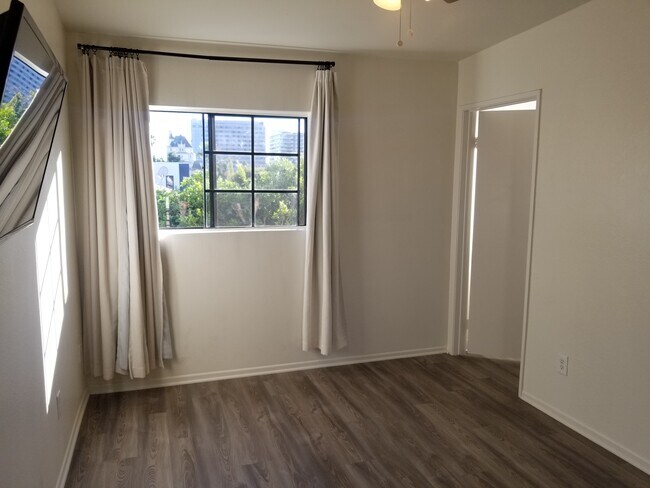Bedroom 1 - 2003 Vista Del Mar Ave