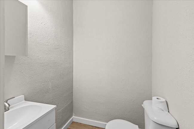 Building Photo - Charming 3 Bedroom, 2 Bathroom Home for Re...