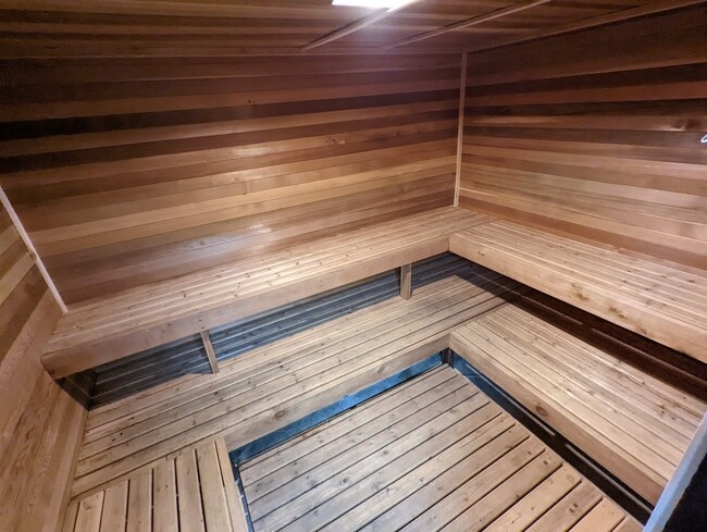 Building Photo - Private 1 bed/1 bath Cabin in gated resort with view of Rainier