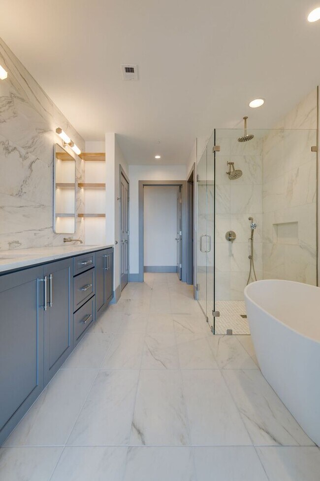 Building Photo - 2 Bedroom Luxury Condo w/ Exquisite Design and World-class Service