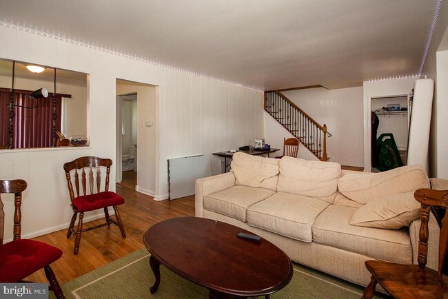 Building Photo - 10 Sherwood Ln