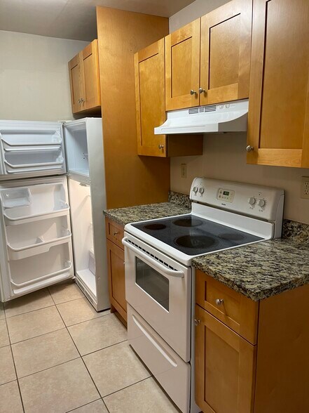 Building Photo - 10802 Royal Palm Blvd