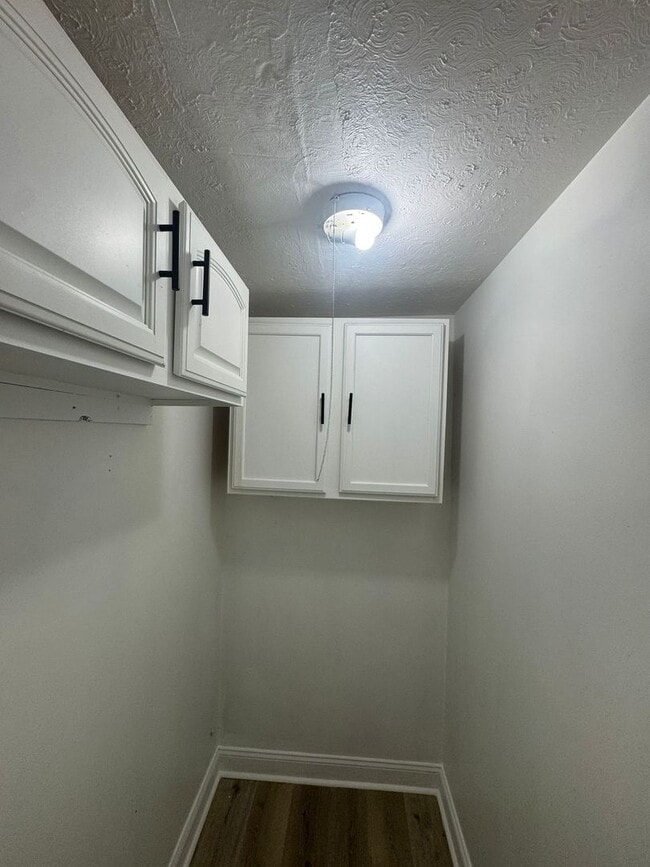 Building Photo - Newly Renovated 2 Bedroom, 1 Bathroom Home...