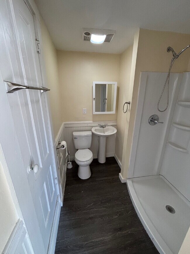 Building Photo - Newly Renovated 3BR Apartment with Modern Updates – Convenient Location!