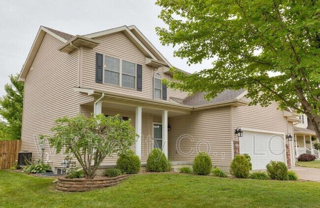 Building Photo - 645 SE Carefree Ln