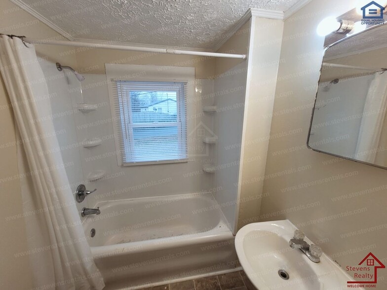 Building Photo - 1364 Crescent Dr