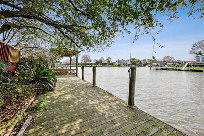 Building Photo - Three Bedroom Three Bathroom