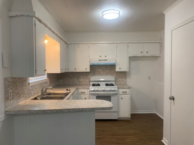 Building Photo - Come check out this super clean 3 bed, 2 b...