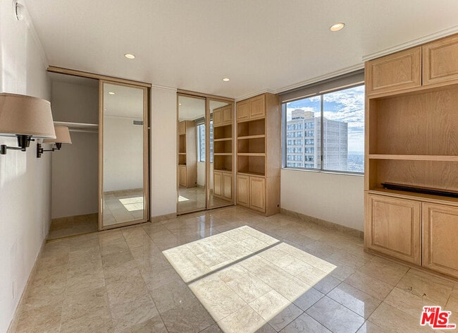 Building Photo - 10751 Wilshire Blvd