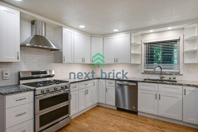 Building Photo - Spacious 5-Bedroom Haven with 3 Full Baths in Redmond – Your Dream Home Awaits!