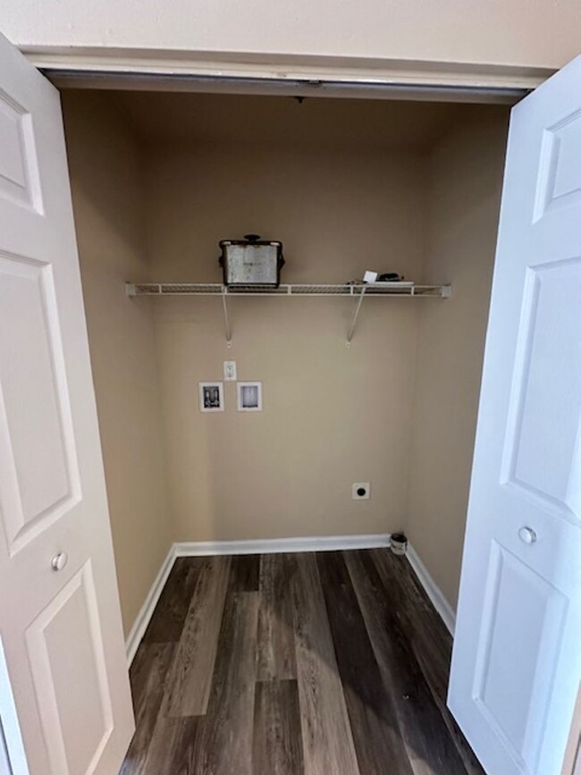 Building Photo - 3 Bedroom 2 Bathroom Duplex