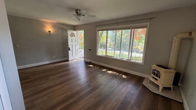 Building Photo - 2 bedroom Charming Single Family Home Multnomah Village Video Attached.