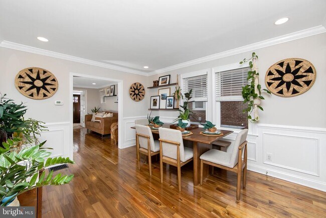 Building Photo - 22 W 6th Ave