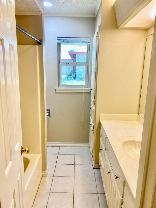 Building Photo - Lovely Home in Downtown Granbury