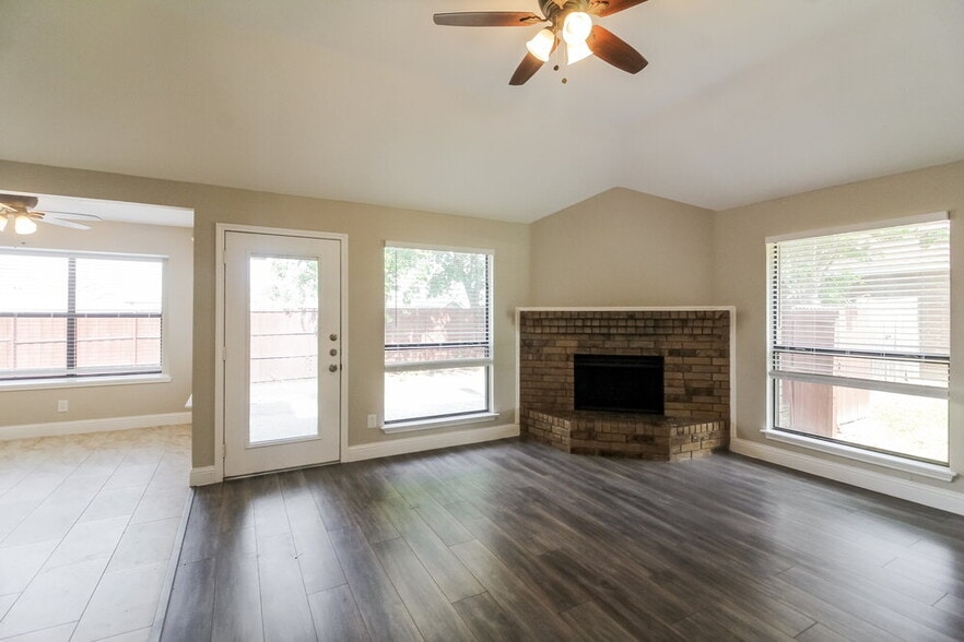 Building Photo - 912 Blewitt Dr