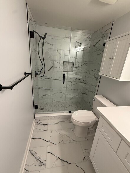 Building Photo - 405 W 7th St