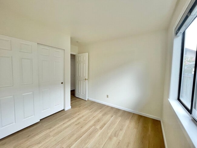 Building Photo - Welcome to this charming single-story home...