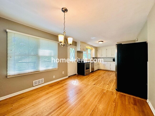 Building Photo - Three Bedroom Home in Overland Park w/ Wood Floors, Finished Basement, and a Fenced Yard!