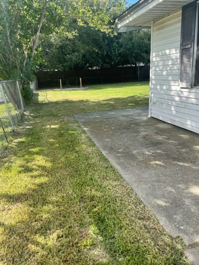 Building Photo - Mid April Move In