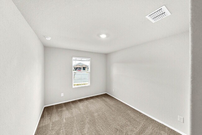 Building Photo - 1 MONTH FREE RENT WITH 18 - 24 MONTH LEASE!!! AVAILABLE THROUGH MARCH ONLY!