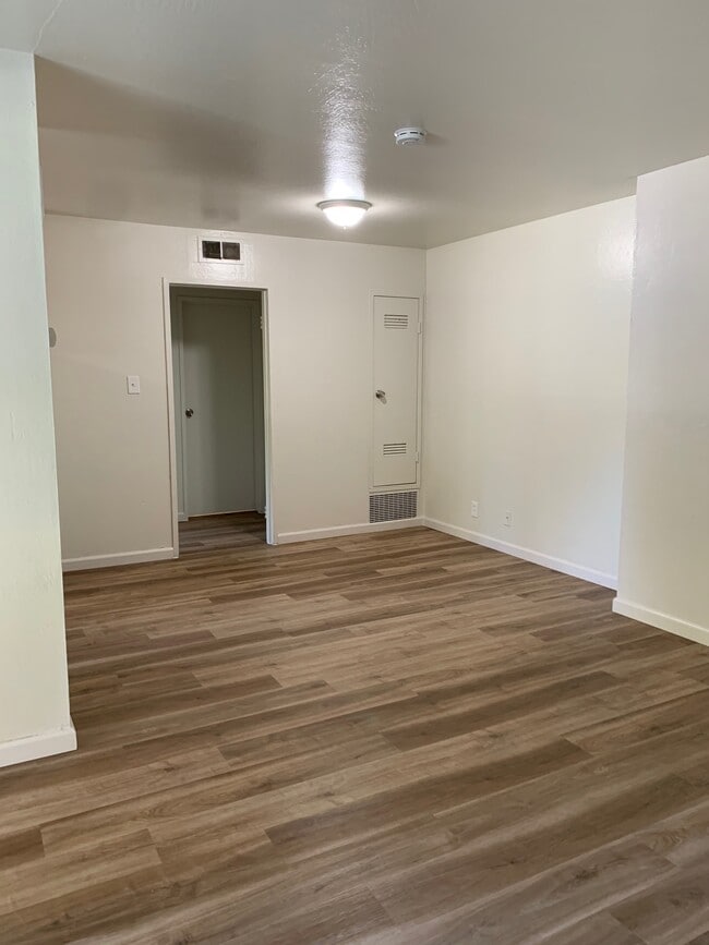 Eating area - 969 Clark Ave