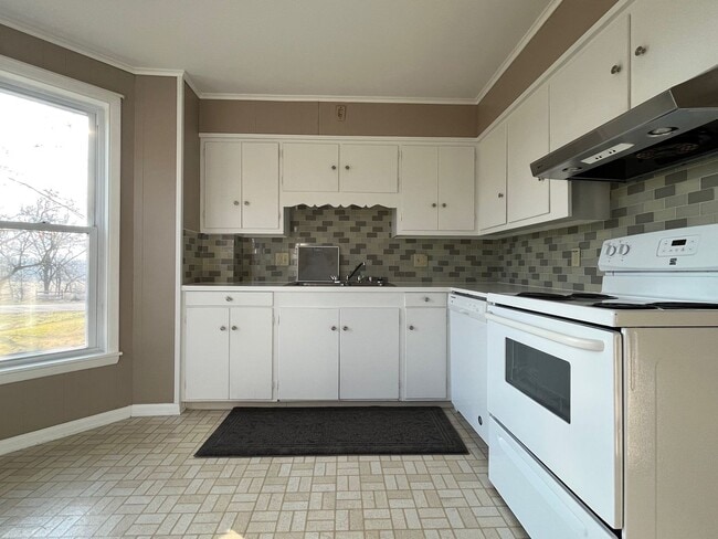 Building Photo - Three Bedroom in Mapleton Local School Dis...