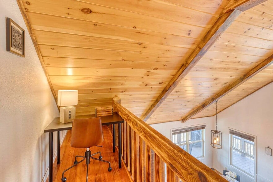 Building Photo - 742 E 2nd St