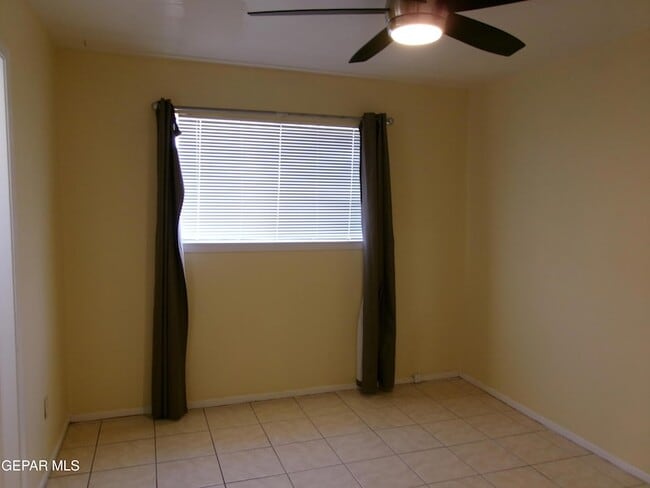 Building Photo - 10037 Oakwood Dr