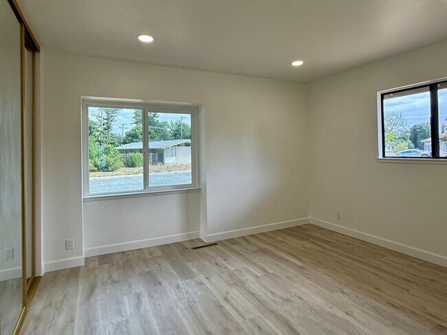 Building Photo - Bright & Updated 3 Bedroom 2 Bath Single Family Home in Santa Clara