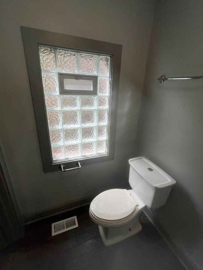 Building Photo - 3 Bedroom 1.5 Bath Single Family Home for ...